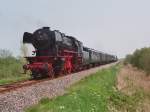 Dampfloks 23 071 und 50 3654 (hinter) der Veluwse Stoomtrein Maatschappij (VSM) mit Sonderfahrt Sneek-Stavoren durch Frysln (im Norden die Niederlande) bei Stavoren am 7-5-2006.