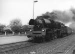 23 1113 mit Sonderzug durchfhrt den haltepunkt Engelsdorf Werksttten (bei Leipzig), Aufnahme um 1986