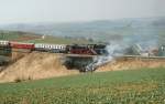 23 058  Epfenhofen  18.04.87  Der Heizer versucht mit dem Wasserschlauch den Bschungsbrand zu lschen.