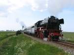 23 076 und 23 071 der Veluwse Stoomtrein Maatschappij mit eine Sonderfahrt zwischen Sneek und Stavoren bei Nijesijl am 10-5-2009.