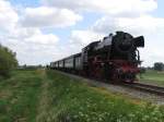 23 071 und 23 076 der Veluwse Stoomtrein Maatschappij mit eine Sonderfahrt zwischen Sneek und Stavoren bei Nijesijl (Friesland) am 10-5-2009.