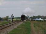 Begegnung zwischen die 23 071 und eine andere Oldtimer bei Nijesijl (Friesland) am 10-5-2009.