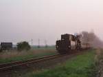 Dampflok 23 071 der Veluwse Stoomtrein Maatschappij (VSM) mit eine Sonderfahrt in Abendlicht zwischen Leeuwarden und Groningen bei Tytsjerk (Friesland) am 7-5-2006.