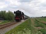 23 071 und 23 076 der Veluwse Stoomtrein Maatschappij mit eine Sonderfahrt zwischen Sneek und Stavoren bei Nijesijl am 10-5-2009.