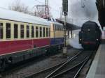 Whrend die E10 1239 darauf wartet, den mittlerweile historischen TEE-Zug aufs Abstellgleis zu ziehen, fhrt BR 23 047 mit einigen Silberlingen im Schlepp in Trier HBf ein.