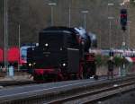 Dampfspektakel Ostern 2010 anlsslich 175 Jahre Deutsche Bahn: Die 23 042 wartet am 02.04.2010 im Bahnhof Gerolstein auf weitere Aufgaben.