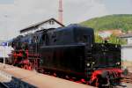 23 042 mit dem Sonderzug der Historischen Eisenbahn Frankfurt, der hier zum Dampflokfest im DLW Meiningen eingelaufen war, auf Gleis 2 im Bahnhof Meiningen, kurz vor der Rckfahrt nach Frankfurt/Main.