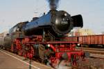 23 042 am 03.09.2011 mit dem Sonderzug der Historischen Eisenbahn Frankfurt in Schweinfurt Hbf kurz vor der Ausfahrt nach Frankfurt/Main.