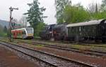 Alt trifft Modern am 06.05.2012 bei Regen im Bahnhof Herdorf (Kreuzungsverkehr): Auf Gleis 1 hat die 23 042 vom Eisenbahnmuseum Darmstadt-Kranichstein Hp 0 und wartet zur Weiterfahrt nach Betzdorf,