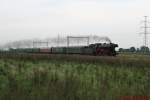 Eine Dampflok (23 023)von der SSN is gerade unterwegs nach Zwolle bei einem bewolkten himmel.