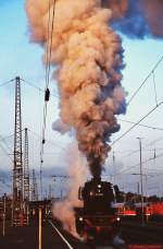 23 042 fährt an einem Septembermorgen 2009 mit einem Sonderzug aus dem Bahnhof Heilbronn aus