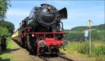 Gelassen schnauft die 23 071 der VSM vor sich hin und gönnt sich eine kurze Pause am Bahnsteig von Eys-Wittem (NL) bevor es gleich mit dem Sonderzug weiter geht nach Simpelveld zur ZLSM, Szenario