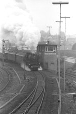 23 105 mit einem Sonderzug von Stuttgart zur Schiefen Ebene bei Neuenmarkt-Wirsberg fährt in den Bahnhof Schwäbisch Hall - Hessental ein.