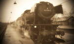 023 019-3 vor einem Nahverkehrszug nach Lauda Anfang Januar 1975 im Bahnhof Crailsheim (Bearbeitung eines Dia-Scan) 