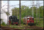 Traktionsablösung für den DPE 83694 im Bahnhof Bad Bentheim am 1.5.2005.
Die beiden ex Schweizer Re 4/4 haben den Zug gebracht. Nun fährt 23071 an
den Zug, um in weiter nach Beekbergen zu befördern.