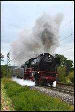 Mit Volldampf auf'n Berg: Eurovapor 23 058 dampft am 14.09.2024 mit dem GleisGlück-Sonderzug (DPE 89047 Würzburg Hbf - Geroldshausen) bei Reichenberg/Unterfranken die Steigung nach Geroldshausen hinauf. Die 77 250 (österreichische 77.25) schiebt den elf Wagenzug nach.