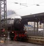 BR 023-058 auf denn durchfahrt bei regen im Bhf Offenburg in richtung Kehl am 28 september 2007.