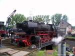 23 042 auf der Drehscheibe in Darmstadt Kranichstein. Ende Mai 2006  