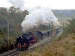 Luxemburg, im Jahr 1974 war die BR 24-009 der Deutschen Reichsbahn mit einem Sonderzug auf dem luxemburgischen Schienennetz zu sehen (zwischen Obercorn und Belvaux-Soleuvre).