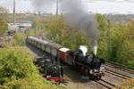 38 2267 und rechts 41 1150-6 mit Pfiff in Bochum Dahlhausen, am 30.04.2017.