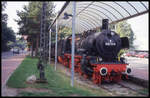 Dampflok 38711 als Denkmal an einem Möbelhaus in Hannover Beerenbostel am 22.8.1994.