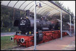 Dampflok 38711 als Denkmal an einem Möbelhaus in Hannover Beerenbostel am 22.8.1994.