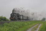 Am 16.05.2016 dampft 38 3199 vom Süddeutschen Eisenbahnmuseum Heilbronn mit einem Sonderzug zum Kuchen- und Brunnenfest in Schwäbisch Hall bei Kupferzell-Westernach durch verregnete Hohenloher Landschaft. 