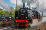 38 2267 (P8) bei Führerstandsmitfahrten und im Hintergrund auf der Drehscheibe die bayerische S3/6 im Eisenbahnmuseum Bochum Dahlhausen, April 2024.