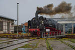 Anfang der 70er im Bw Arnstadt: die P8 (38 1872) ist gerade angekommen und steht im strömenden Regen auf der Scheibe (Fotoveranstaltung 27.07.2024)