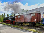 Die Dampflokomotive 38 2267 ist hier im Juli 2024 kurz vor der Ankunft am Haltepunkt Hattingen-Henrichshütte zu sehen.