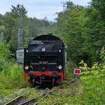 Die Dampflokomotive 38 2267 ist hier im August 2024 kurz vor der Ankunft am Hattinger Bahnhof zu sehen.