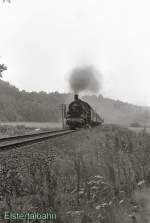 38 1182 auf der Elstertalbahn vor Sonderzug des DMV 1985, Scheinanfahrt bei Fotohalt und auch damals schon schlechten Wetter