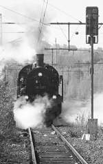 P8 38 2267 des Eisenbahnmuseums Bochum Dahlhausen bei der Ausfahrt aus Hattingen Richtung Wengern Ost am 7.04.2002.