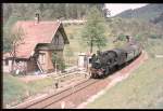 Eine Dampflok der Baureihe 38 passiert ein Bahnwrterhaus auf der Strecke nach Hausach (1967)