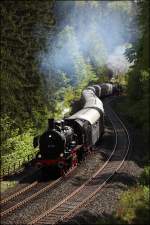 38 1301 und eine 52er am Zugschluss sind auf dem Weg nach Marktschorgast. (23.05.2010)