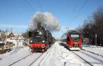 Die 38 1301 mit dem Advent Dampfzug von Freilassing nach Bad Reichenhall bei der Kreuzung mit 4023 003-9 im Bahnhof Hammerau.