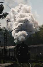 38 2267 dampft mit ihrem Sonderzug nach Bochum Hbf am 16.4.11 durch Essen-Horst