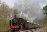 38 2267 mit ihrem Sonderzug nach Giessen am 28.04.2012 bei Hammerstein