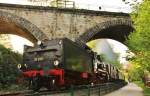 38 2267 mit Sonderzug auf der Ruhrtalbahn unter dem Wittener Brckenviadukt am 05.05.13.