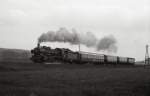 Das waren noch Zeiten, als 381772 auf der Teutoburger Wald Eisenbahn unterwegs war. Hier am 6.12.1981 dampfte sie mit dem Nikolaus Express durch die Bauernschaft Höste in Richtung Lengerich. Damals war auf der TWE noch nicht Eisenbahn Tradition sondern der Eisenbahn Kurier unterwegs.