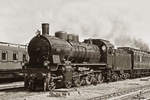 17.05.2003, Dresden, Dampflokfest, Lok P8 2455 der K.P.E.V mit zwei Abteilwagen (24A/25A) Die Lokomotive mit der Bezeichnung „Posen 2455“ wurde im März 1919 von den Linke-Hofmann-Werken in Breslau an die Preußische Staatsbahn abgeliefert. Erster Einsatz vermutlich beim Bw Glatz in Schlesien. Im August 1926 wurde die Lokomotive an die Rumänischen Staatseisenbahnen verkauft, wo sie die Betriebsnummer „230.094“ erhielt. 1974 im rumänischen Fetesti aufs Abstellgleis geschoben, wurde sie 1989 entdeckt. Sie konnte auf Privatinitiative in Rumänien restauriert, betriebsfähig hergerichtet und weitgehend in den Ablieferungszustand zurückversetzt werden. Mit ihrer alten Bezeichnung „Posen 2455“ trat sie im August 2001 ihre „Heimreise“ nach Deutschland an.