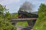 Die Besonderheit der Strecke sind die wunderschönen Fachwerksbrücken. Zur Abwechslung die wohl kleinste und modernste Brücke, die die Bundesstraße 314 überspannt, auf der gerade die Preußische P8 ihren Zug bergwärts befördert. Gelungen ist diese Aufnahme meiner Frau. (07.06.2014).