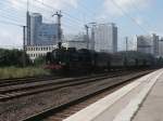 Meine erste Dampflok ist die 38 2267 mit 4 vollen Personenwagen. Hier dampft sie vor der Skyline von Essen in Richtung Oberhausen.

Essen 23.08.2014