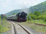 Die 41 1144-9 der IGE Werrabahn-Eisenach mit dem Leerpark des  Rotkäppchen-Express I  am 21.05.2017 in Laucha (Unstrut).