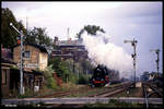 411231 fährt mit dem N 7418 nach Magdeburg am 19.10.1991 um 13.38 Uhr in Genthin ab.