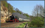 Mit dem Feengrotten-Express fährt 41 1144-9 am 28.04.2012 durch das Saaletal bei Kahla.