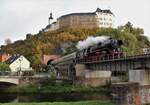 41 1144-9 mit dem Elstertal Express ist hier am 16.10.21 in Greiz zu sehen.