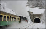 Mit einem Achtungspfiff durchfährt die 41 1144-9 (IGE  Werrabahn Eisenach ) am 29.01.2023 den Bahnhof Oberhof, um unmittelbar darauf mit dem Sonderzug  Rodelblitz  (DPE 75491 Eisenach - Arnstadt)