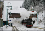 Mit einem Achtungspfiff durchfährt die 41 1144-9 (IGE  Werrabahn Eisenach ) mit dem Sonderzug  Rodelblitz  (DPE 75491 Eisenach - Arnstadt) am 29.01.2023 den Bahnhof Oberhof.