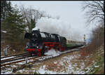 Das war am 29.01.2023 wohl eine der letzten Gelegenheiten, eine Dampflok vor historischer Stellwerkstechnik in Immelborn zu fotografieren. An diesem Tag kam 41 1144-9 (IGE  Werrabahn Eisenach ) mit dem Sonderzug  Rodelblitz  (DPE 75491 Eisenach - Arnstadt) auf die Minute pünktlich durch. Im Laufe dieses Frühjahrs sollen die alten Signale moderner Technik weichen.